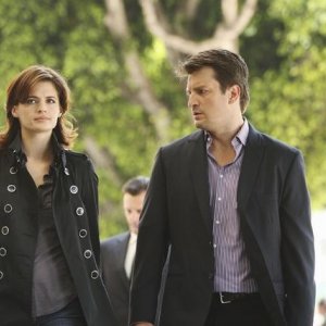 Stana Katic e Nathan Fillion in una immagine dell'episodio Fool me Once di Castle
