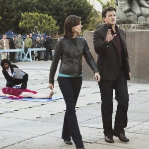 Stana Katic e Nathan Fillion sulla scena del crimine nell'episodio Inventing the Girl di Castle