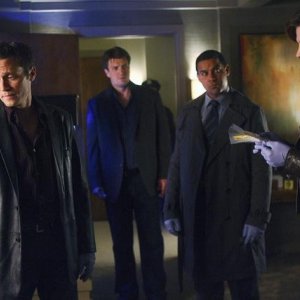 Stana Katic, Nathan Fillion, Seamus Dever e Jon Huertas nell'episodio The Double Down di Castle