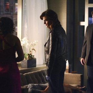 Tamala Jones, Stana Katic e Nathan Fillion in una scena dell'episodio The Double Down di Castle