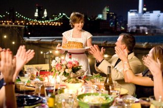Amy Adams in una scena della commedia Julie & Julia