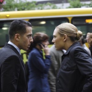 Anna Torv e Kirk Acevedo in una scena dell'episodio Momentum Deferred di Fringe