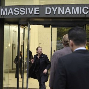 Anna Torv esce dalla sede della Massive Dynamics nell'episodio Momentum Deferred di Fringe