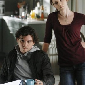 Anthony Carrigan ed Heather Stephens in una scena dell'episodio Diamond Jane della serie The Forgotten