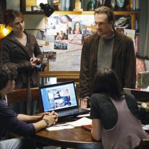 Anthony Carrigan, Heather Stephens, Christian Slater, Michelle Borth e Bob Stephenson nell'episodio Diamond Jane della serie The Forgotten