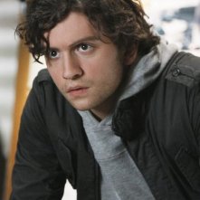 Anthony Carrigan in una scena dell'episodio Diamond Jane della serie The Forgotten