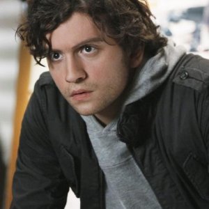 Anthony Carrigan in una scena dell'episodio Diamond Jane della serie The Forgotten