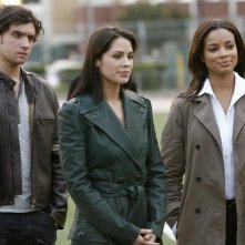 Anthony Carrigan, Rochelle Aytes e Michelle Borth in una scena dell'episodio Football John di The Forgotten