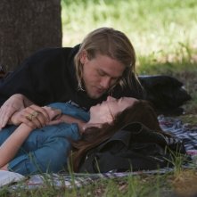 Charlie Hunnam e Maggie Siff in un momento dell'episodio Fix di Sons of Anarchy