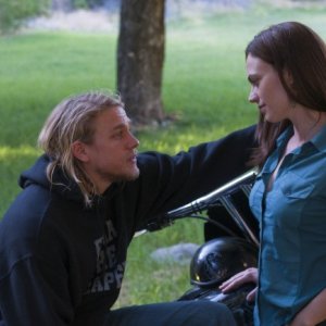 Charlie Hunnam e Maggie Siff in una immagine dell'episodio Fix di Sons of Anarchy