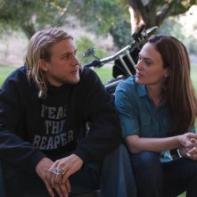 Charlie Hunnam E Maggie Siff In Una Scena Dell Episodio Fix Di Sons Of Anarchy 132522