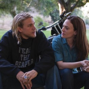 Charlie Hunnam e Maggie Siff in una scena dell'episodio Fix di Sons of Anarchy