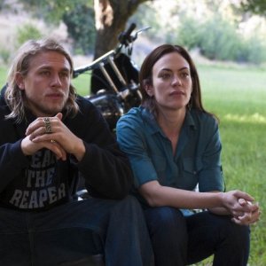 Charlie Hunnam e Maggie Siff nell'episodio Fix di Sons of Anarchy