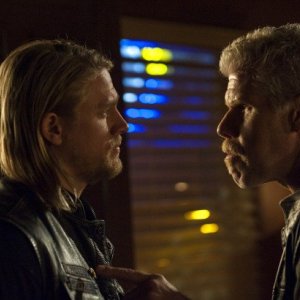 Charlie Hunnam e Ron Perlman in una scena dell'episodio Albification di Sons of Anarchy