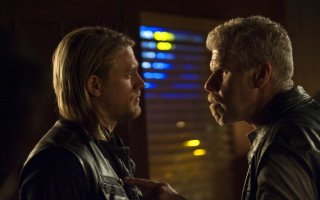 Charlie Hunnam e Ron Perlman in una scena dell'episodio Albification di Sons of Anarchy