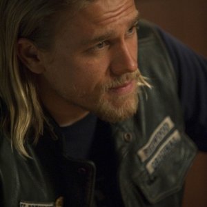 Charlie Hunnam in una scena dell'episodio Albification di Sons of Anarchy