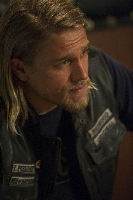 Charlie Hunnam in una scena dell'episodio Albification di Sons of Anarchy