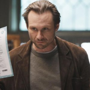 Christian Slater in una scena dell'episodio Diamond Jane della serie The Forgotten