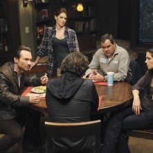 Christian Slater, Michelle Borth, Heather Stephens e Bob Stephenson in una scena dell'episodio Parachute Jane di The Forgotten