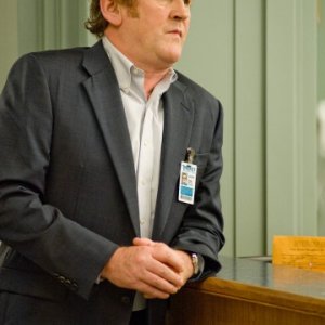 Colm Meaney in una scena dell'episodio I Believe You Conrad della serie Mercy