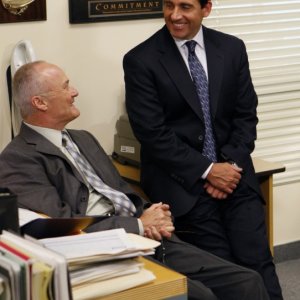 Creed Bratton e Steve Carell in una scena dell'episodio Gossip della serie The Office