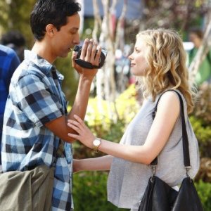 Danny Pudi e Gillian Jacobs in una scena dell'episodio Introduction to Film della serie Community