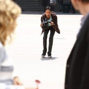 Danny Pudi in una scena dell'episodio Introduction to Film della serie Community