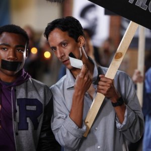 Donald Glover e Danny Pudi in una scena dell'episodio Spanish 101 della serie Community