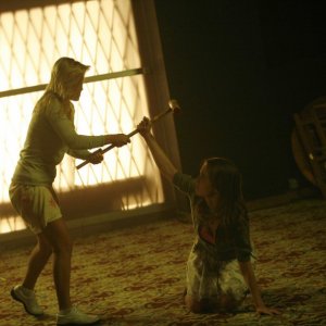 Eliza Dushku e Tara Holt nell'episodio Belle Chose della serie Dollhouse