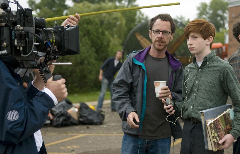 Ethan Coen e Aaron Wolff no set do filme A Serious Man