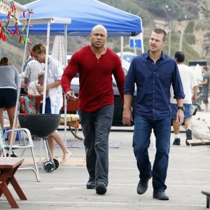 G. Callen (Chris O'Donnell) e Sam Hanna (LL COOL J) durante un caso nell'episodio The Only Easy Day di NCIS: Los Angeles