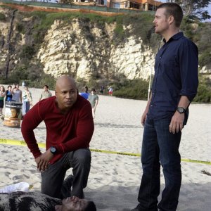 G (Chris O'Donnell) e Sam Hanna (LL COOL J) indagano sul ritrovamento di un cadavere in spiaggia nell'episodio The Only Easy Day di NCIS: Los Angeles