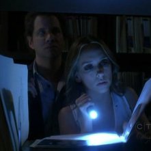 Ghost Whisperer: Jennifer Love Hewitt e Jamie Kennedy (alle sue spalle) in Birthday Presence, primo episodio della stagione 6