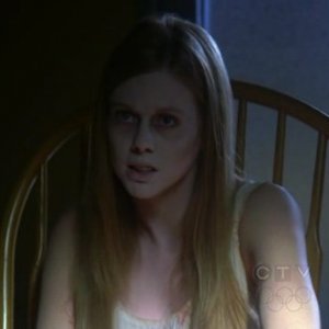 Ghost Whisperer: una spettrale Zoe Boyle in Birthday Presence, primo episodio della stagione 6