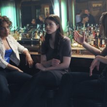 Jaime Lee Kirchner, Michelle Trachtenberg e Taylor Schilling in una scena dell'episodio Can We Get That Drink Now? della serie Mercy