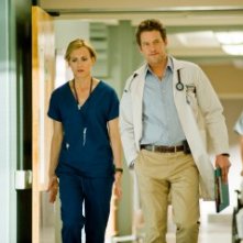 James Tupper e Taylor Schilling nell'episodio I Believe You Conrad della serie Mercy