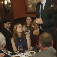 Jenna Fischer e John Krasinski in una scena dell'episodio Niagara di The Office