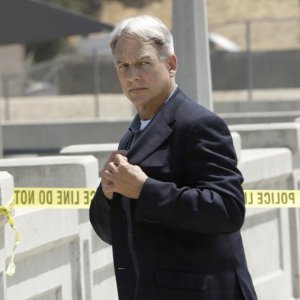 Jethro Gibbs (Mark Harmon) durante un'indagine nell'episodio The Inside Man di Navy NCIS