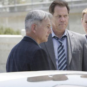 Jethro Gibbs (Mark Harmon) e Timothy McGee (Sean Murray) indagano nell'episodio The Inside Man di Navy NCIS