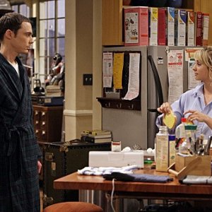 Jim Parsons e Kaley Cuoco in una scena dell'episodio The Gothowitz Deviation della serie The Big Bang Theory