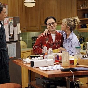 Jim Parsons, Johnny Galecki e Kaley Cuoco in una scena dell'episodio The Gothowitz Deviation della serie The Big Bang Theory