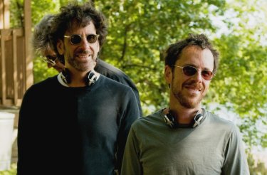 Joel Coen ed Ethan Coen sul set del film A Serious Man