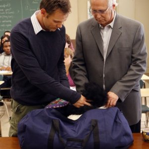 Joel McHale e Chevy Chase in una scena dell'episodio Spanish 101 della serie Community