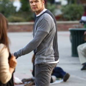Joel McHale in una scena dell'episodio Introduction to Film della serie Community