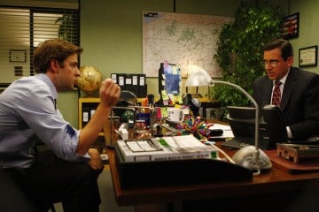 John Krasinski e Steve Carell in una scena dell'episodio The Meeting della serie The Office
