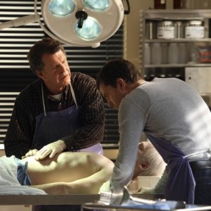 John Noble e Joshua Jackson nell'episodio Dream Logic di Fringe