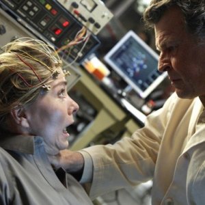 John Noble in una scena dell'episodio Momentum Deferred di Fringe