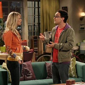 Johnny Galecki e Kaley Cuoco nell'episodio The Jiminy Conjecture di The Big Bang Theory