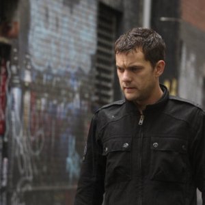 Joshua Jackson in una scena dell'episodio Momentum Deferred di Fringe