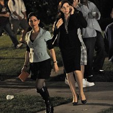 Julianna Margulies ed Archie Panjabi in una scena dell'episodio Stripped della serie The Good Wife